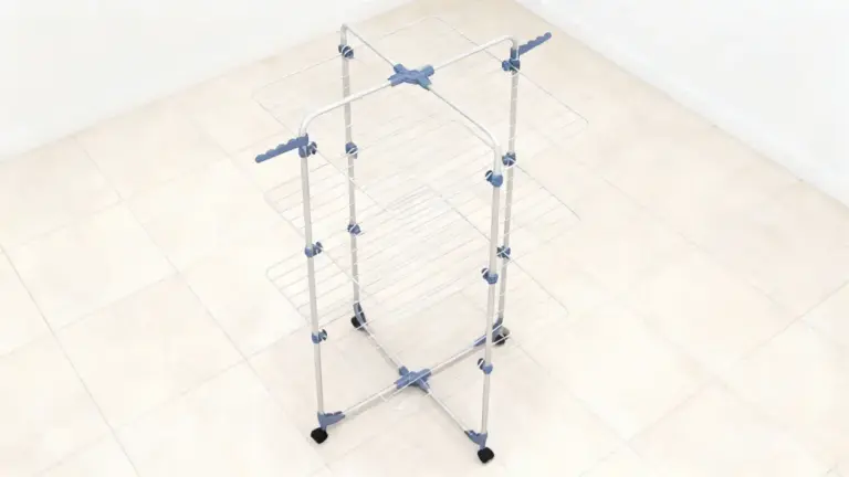 Stendibiancheria robusto a più livelli posizionato su pavimento chiaro