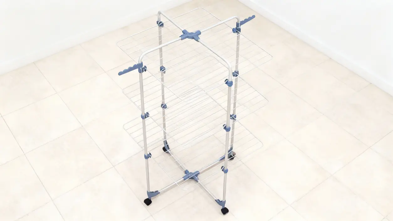 Stendibiancheria robusto a più livelli posizionato su pavimento chiaro